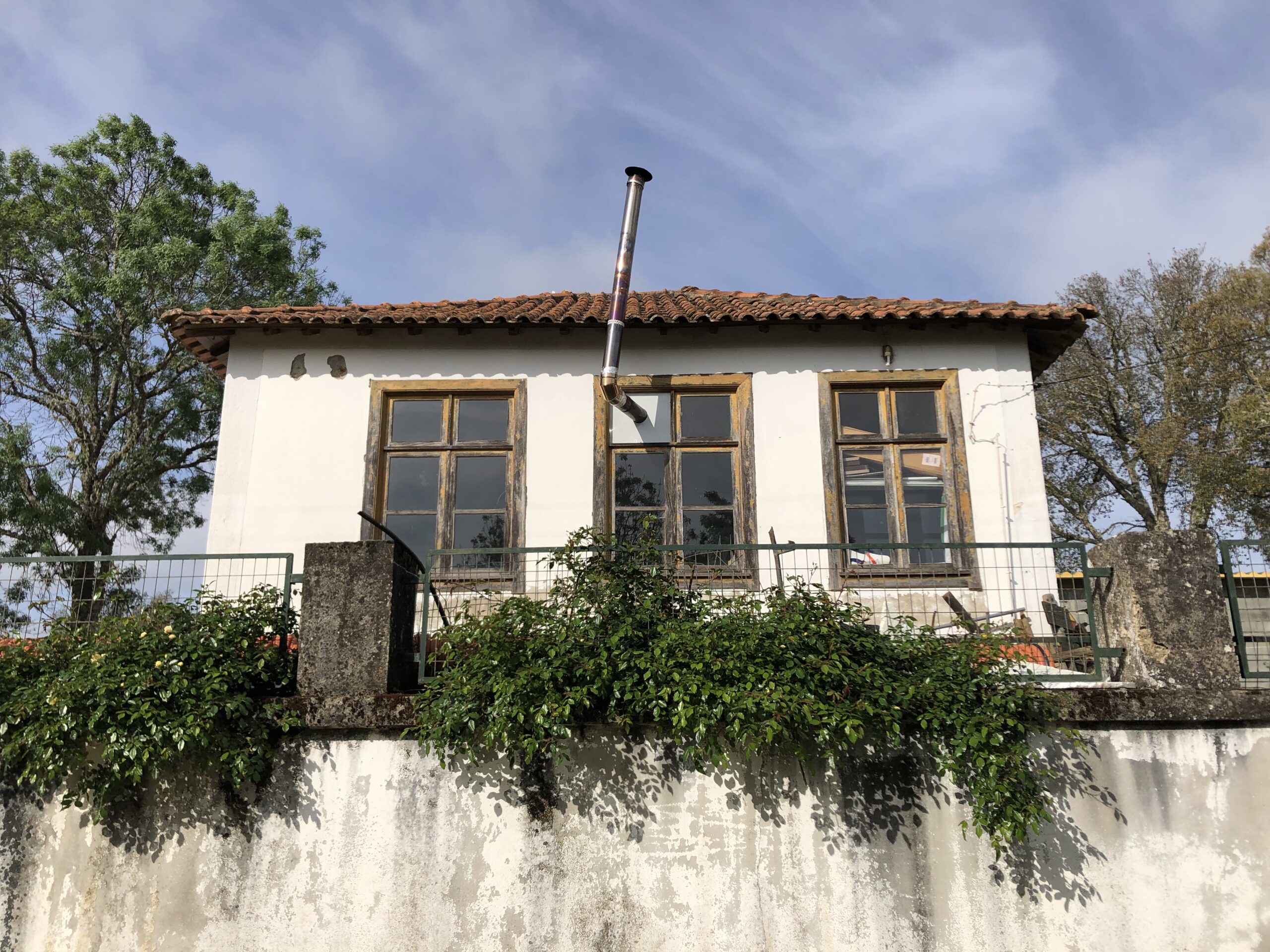 O estado actual da antiga escola primária é lamentável